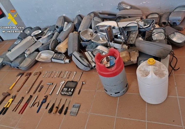 Sorprenden a un hombre y una mujer con 70 farolas de alumbrado público de Esparragosa de Lares